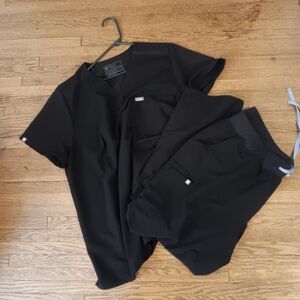 Figs Classic Black Scrub Set